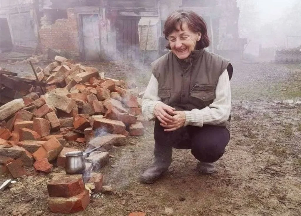 Ako ste ikad mislili odustati sjetite se žene koja kuha kavu na ruševinama svoje kuće. Saznali smo više o njoj