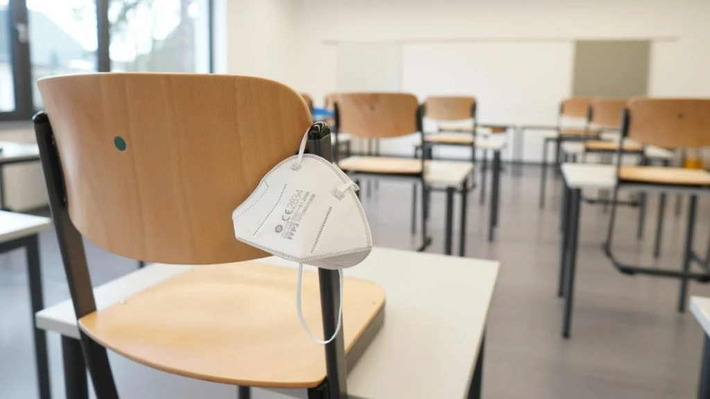 Državi je lakše djecu držati u kućnom pritvoru nego omogućiti online nastavu – jedna se mama bori protiv toga!