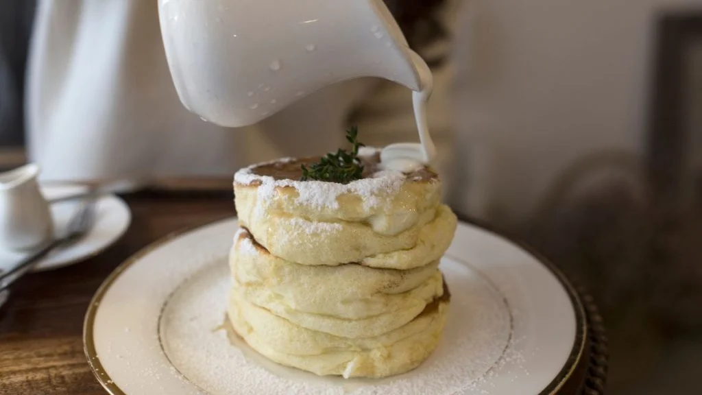 Preukusne souffle palačinke s jabukama i karamelom idealne su kao proljetni desert