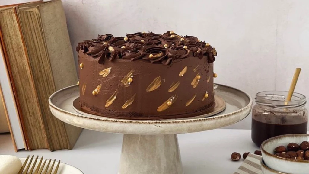Čokoladna novogodišnja torta s namazom od lješnjaka