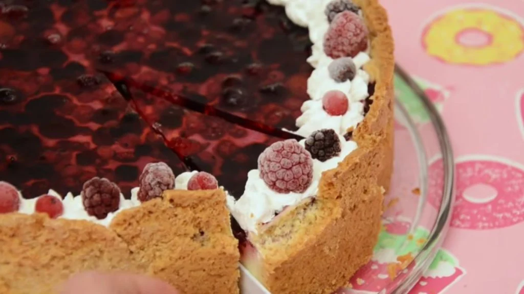 Volite šumsko voće? Ova mileram torta zasladit će vaš dan