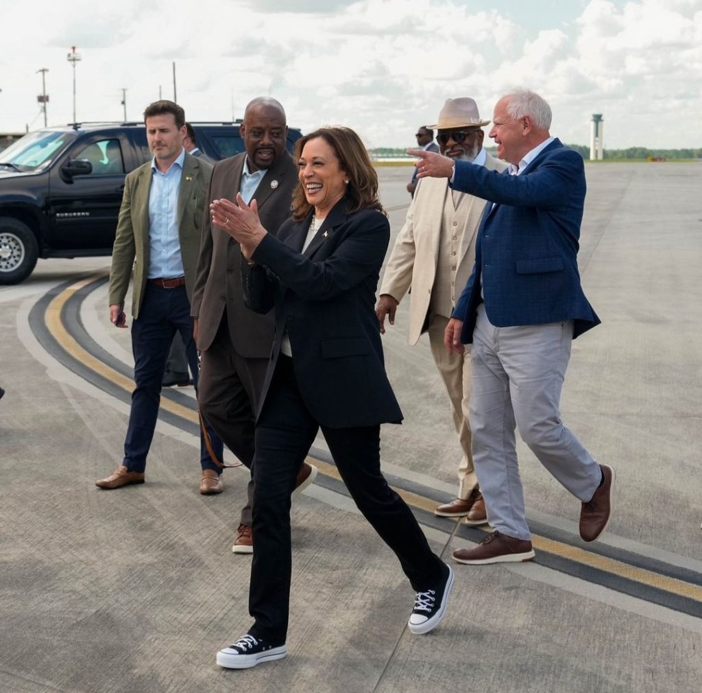 kamala harris tenisice i odijelo