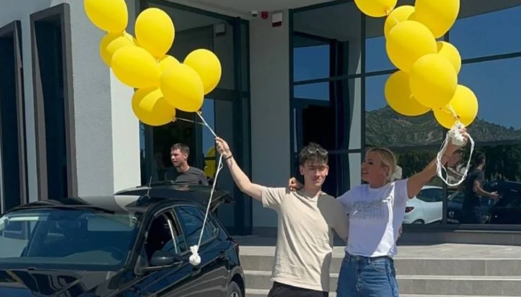 Šefica za poželjeti: Zaposleniku u svom fitness centru ispunila želju i darovala mu automobil