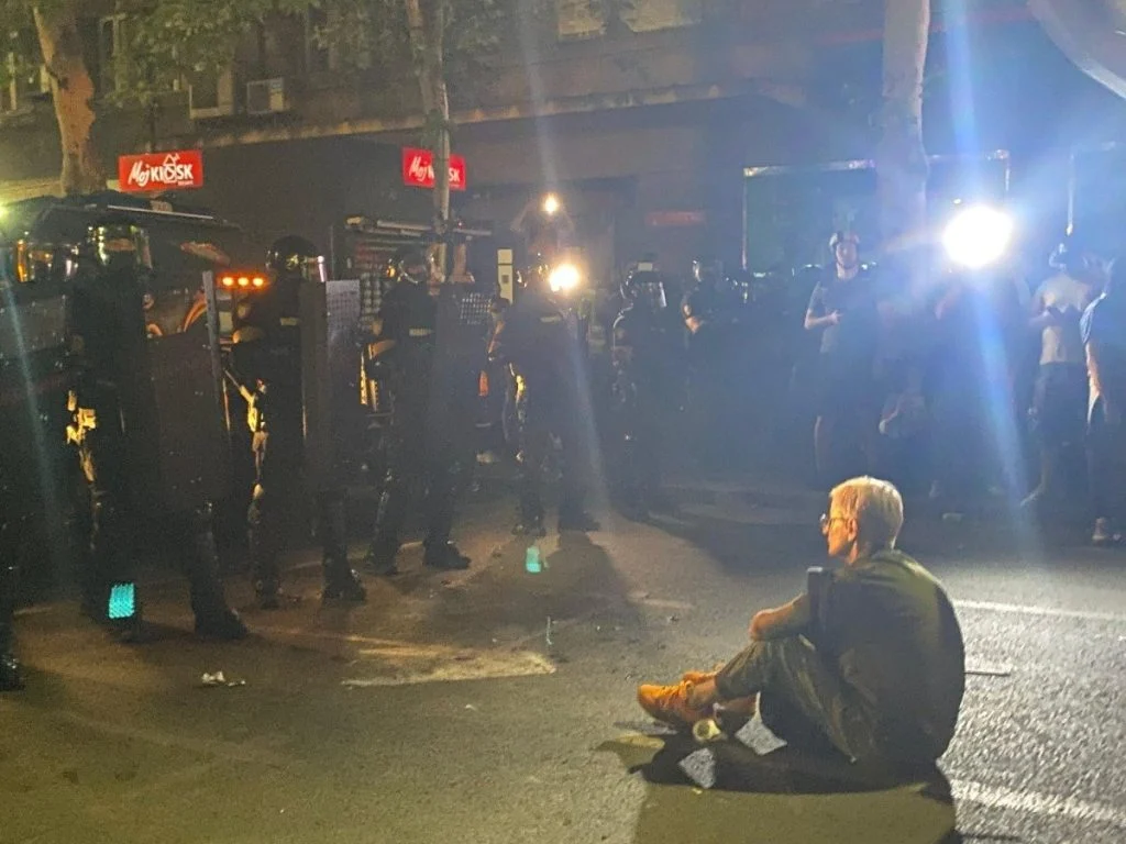 “Moć žene”: Potpuno sama sjela pred kordon policije u Beogradu