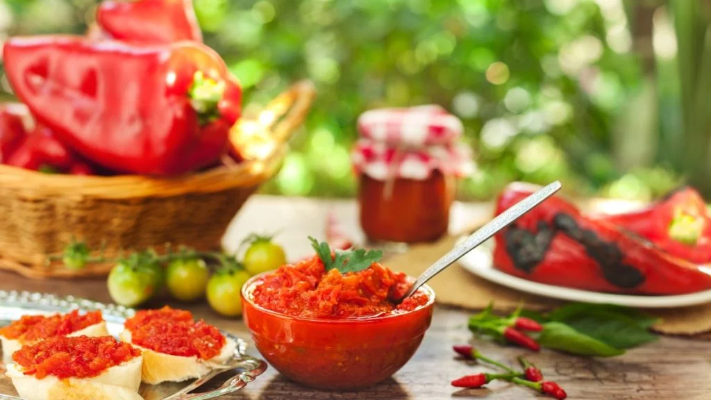 Ajvar: Tajna kralja jeseni u staklenci, povijest, recept i trikovi za savršen okus