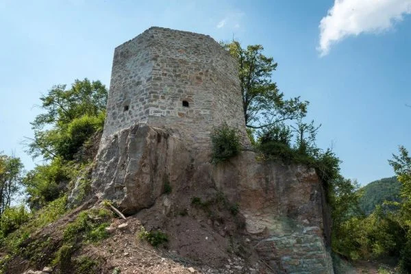 Pogled na kulu u srednjovjekovnom gradu