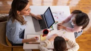 Kako raditi od kuće uz djecu: Baka više ne može? Ljetni kampovi nisu opcija? Evo par savjeta i ideja