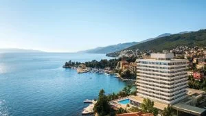 Opatija izvan sezone ima svoje adute. Neki se nalaze iza vrata hotela Ambasador